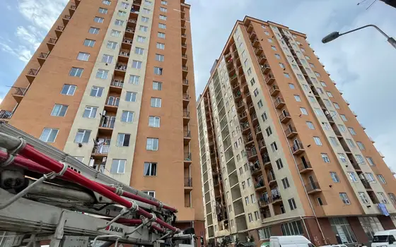 Новостройка у оптового рынка на улице Леонидзе. Квартиры с видом на город и на горы.