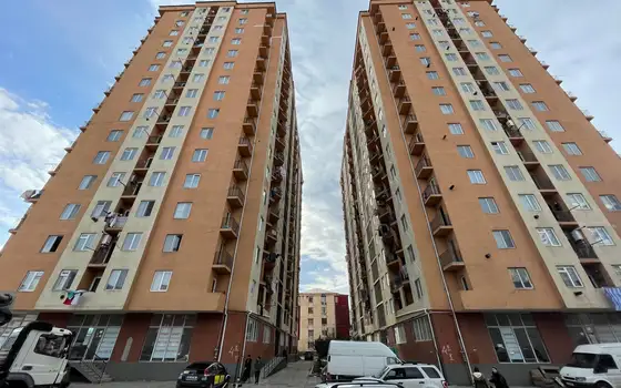 Новостройка у оптового рынка на улице Леонидзе. Квартиры с видом на город и на горы.