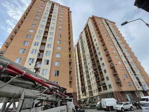 Новостройка у оптового рынка на улице Леонидзе. Квартиры с видом на город и на горы.