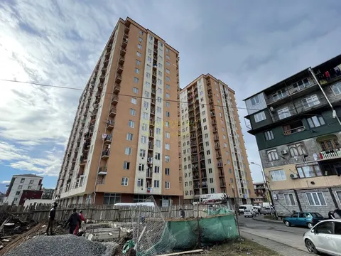 Новостройка у оптового рынка на улице Леонидзе. Квартиры с видом на город и на горы.