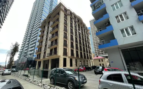 Новостройка у моря на улице Шерифа Химшиашвили на Новом бульваре города Батуми.