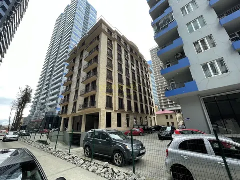 Новостройка у моря на улице Шерифа Химшиашвили на Новом бульваре города Батуми.