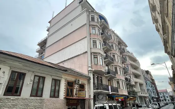 Новостройка у Батумского цирка. Квартиры в старом Батуми.