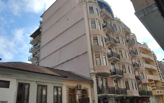 Новостройка у Батумского цирка. Квартиры в старом Батуми.