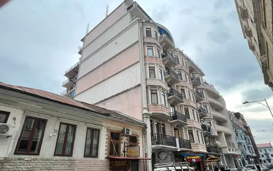 Новостройка у Батумского цирка. Квартиры в старом Батуми.