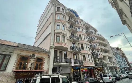 Новостройка у Батумского цирка. Квартиры в старом Батуми.