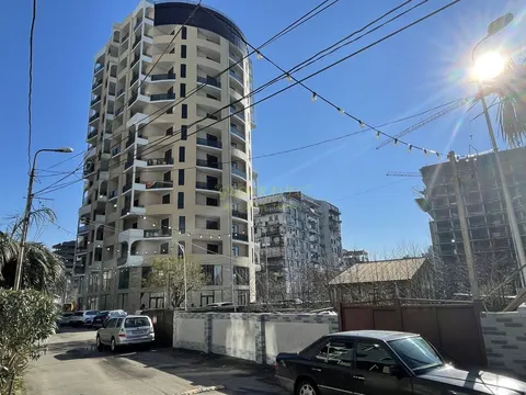 Апартаменты в новом жилом доме у Черного моря в Махинджаури. Новый жилой дом с видом на море и на горы.