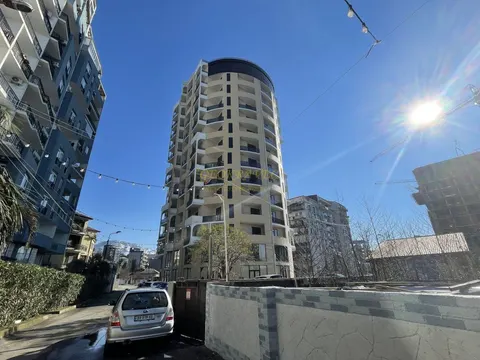 Апартаменты в новом жилом доме у Черного моря в Махинджаури. Новый жилой дом с видом на море и на горы.