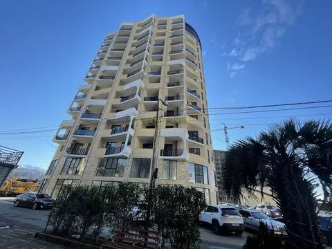 Апартаменты в новом жилом доме у Черного моря в Махинджаури. Новый жилой дом с видом на море и на горы.