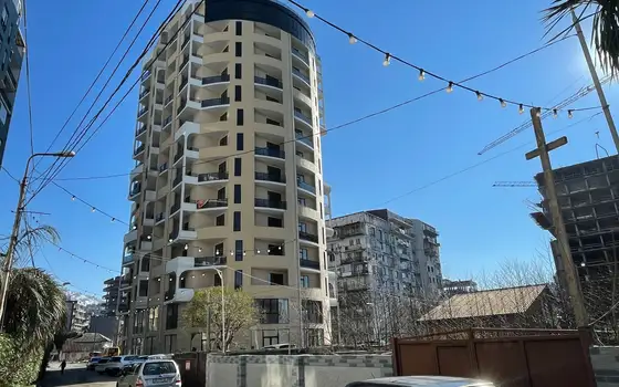 Апартаменты в новом жилом доме у Черного моря в Махинджаури. Новый жилой дом с видом на море и на горы.