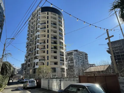 Апартаменты в новом жилом доме у Черного моря в Махинджаури. Новый жилой дом с видом на море и на горы.