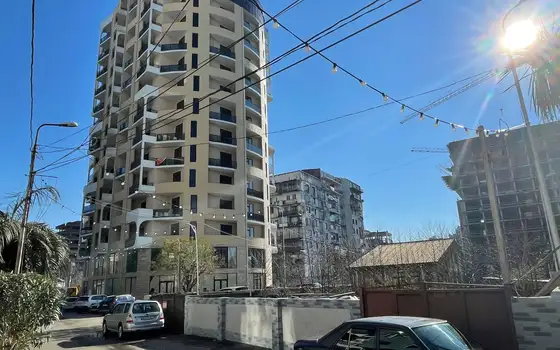 Апартаменты в новом жилом доме у Черного моря в Махинджаури. Новый жилой дом с видом на море и на горы.