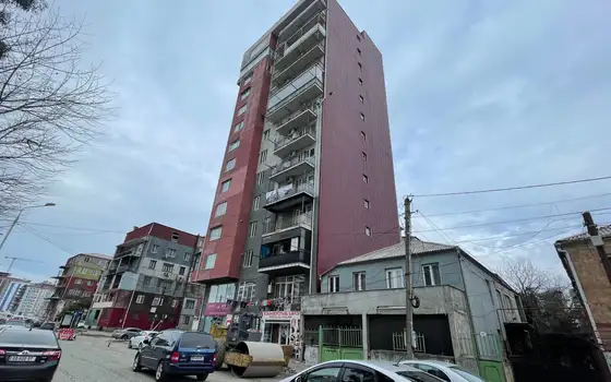 Завершенный дом на улице Багратиони угол Аллея героев. Квартиры с видом на горы.
