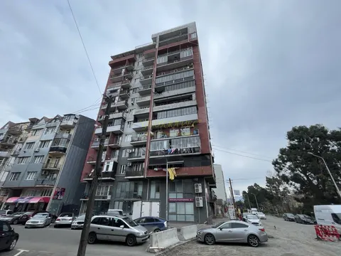 Завершенный дом на улице Багратиони угол Аллея героев. Квартиры с видом на горы.
