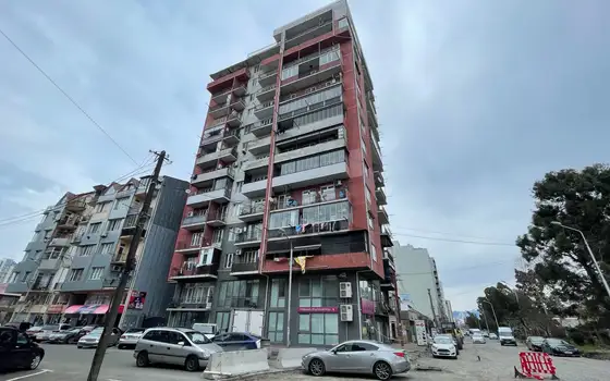 Завершенный дом на улице Багратиони угол Аллея героев. Квартиры с видом на горы.