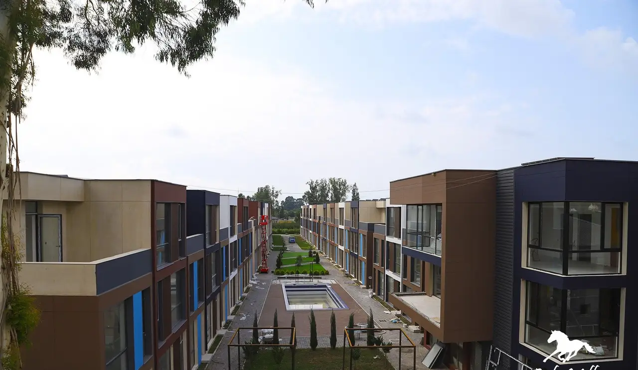 Тан-хаус в новом жилом коттеджном комплексе Polo Villas Parklane с видом на горы в городе Батуми.