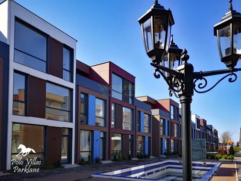Тан-хаус в новом жилом коттеджном комплексе Polo Villas Parklane с видом на горы в городе Батуми.
