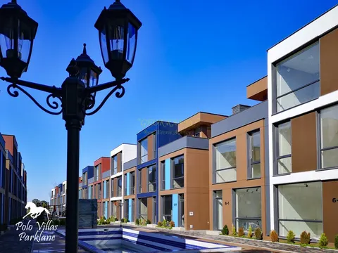 Тан-хаус в новом жилом коттеджном комплексе Polo Villas Parklane с видом на горы в городе Батуми.