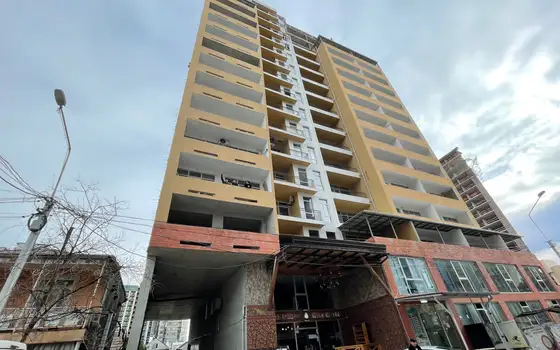 Продаются квартиры в новом жилом доме с видом на горы и на город.