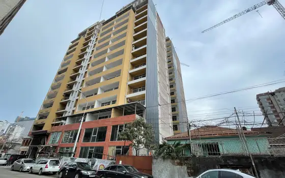 Продаются квартиры в новом жилом доме с видом на горы и на город.
