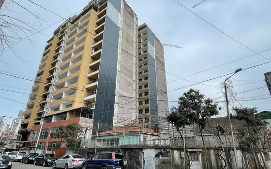 Продаются квартиры в новом жилом доме с видом на горы и на город.
