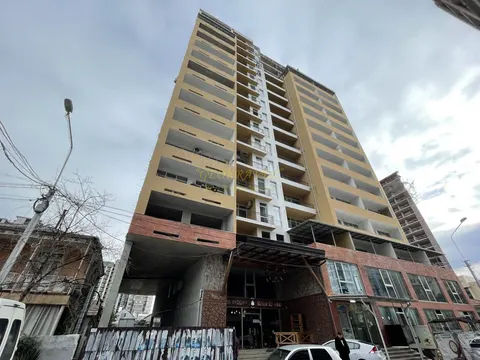 Продаются квартиры в новом жилом доме с видом на горы и на город.