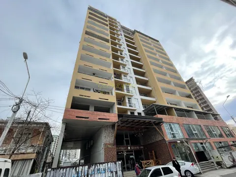 Продаются квартиры в новом жилом доме с видом на горы и на город.