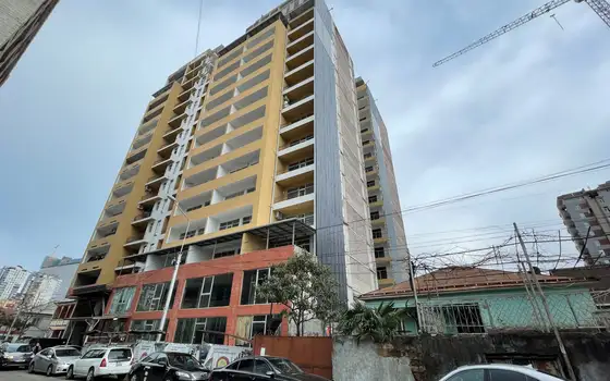 Продаются квартиры в новом жилом доме с видом на горы и на город.
