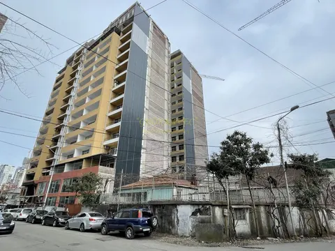 Продаются квартиры в новом жилом доме с видом на горы и на город.