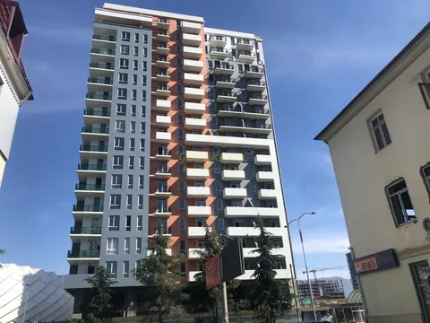 Новый жилой дом у футбольного стадиона в городе Батуми. Апартаменты у моря с видом на море, на горы и на стадион.