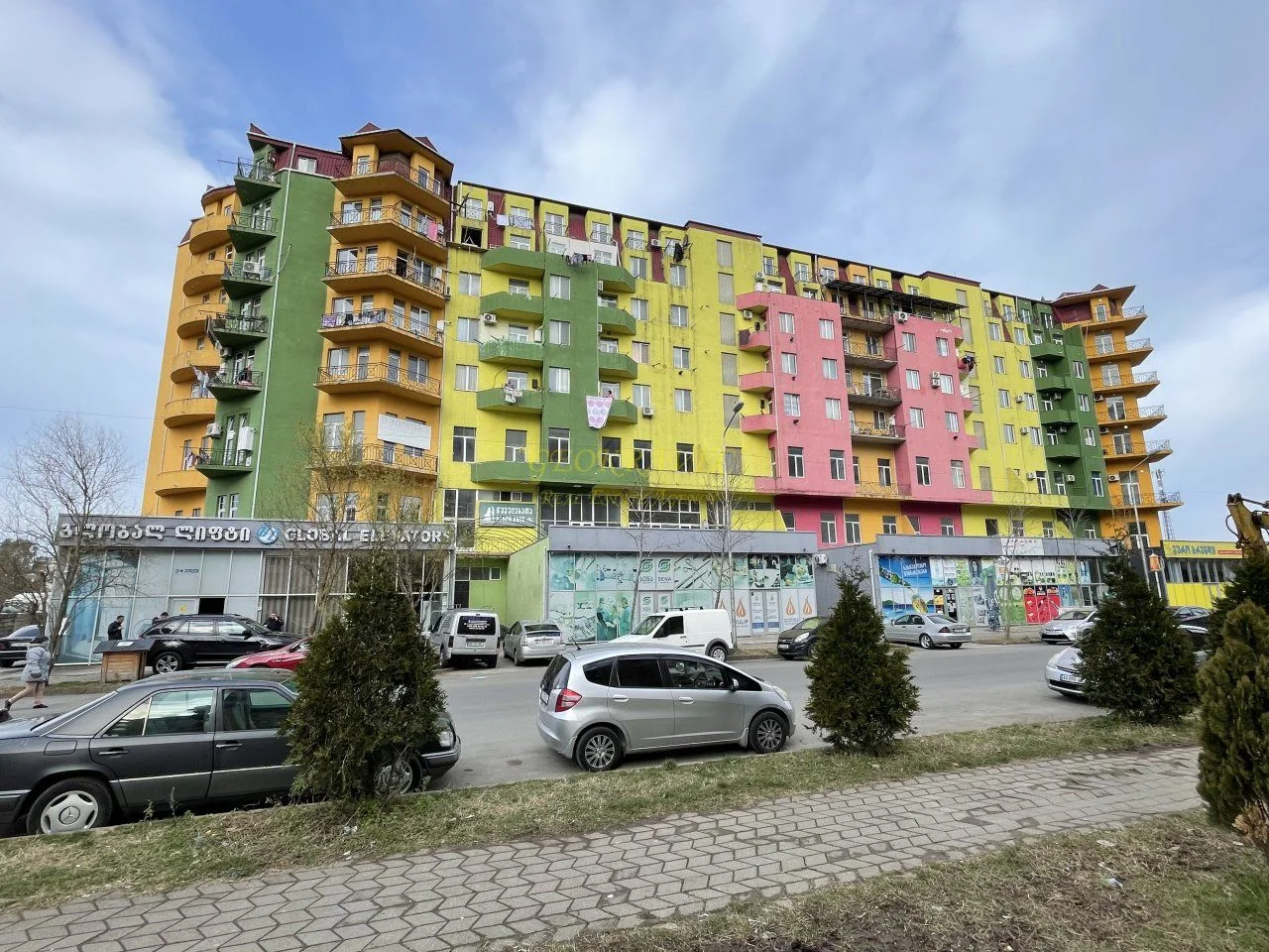 Новый жилой дом в тихом районе города Батуми.