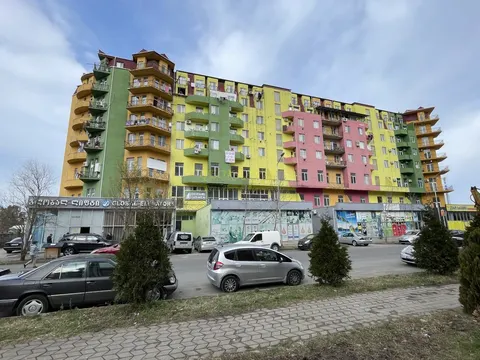 Новый жилой дом в тихом районе города Батуми.