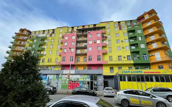 Новый жилой дом в тихом районе города Батуми.