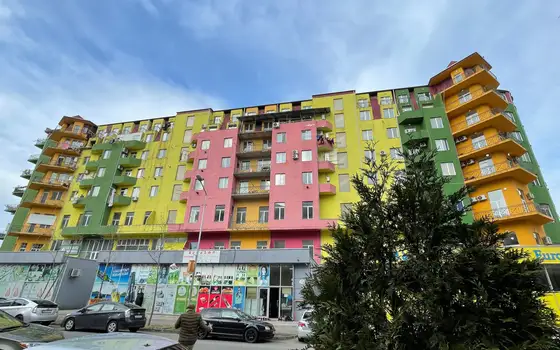 Новый жилой дом в тихом районе города Батуми.