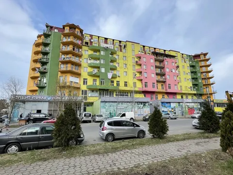 Новый жилой дом в тихом районе города Батуми.