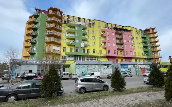 Новый жилой дом в тихом районе города Батуми.