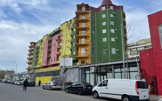Новый жилой дом в тихом районе города Батуми.