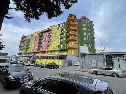 Новый жилой дом в тихом районе города Батуми.
