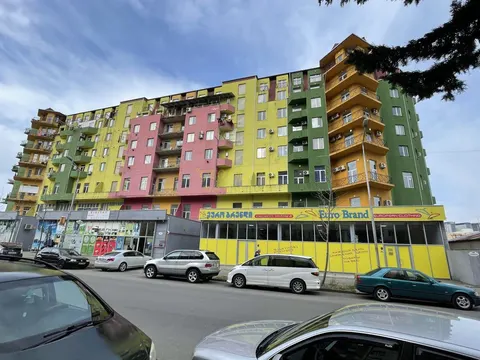 Новый жилой дом в тихом районе города Батуми.