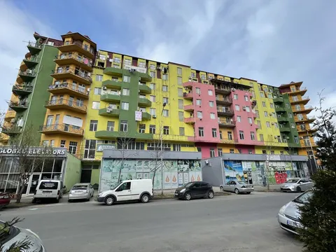 Новый жилой дом в тихом районе города Батуми.