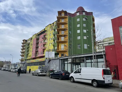 Новый жилой дом в тихом районе города Батуми.