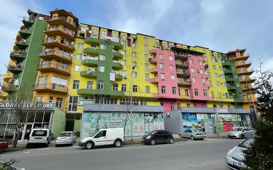 Новый жилой дом в тихом районе города Батуми.