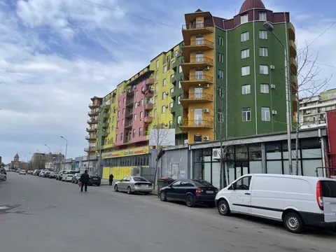 Новый жилой дом в тихом районе города Батуми.