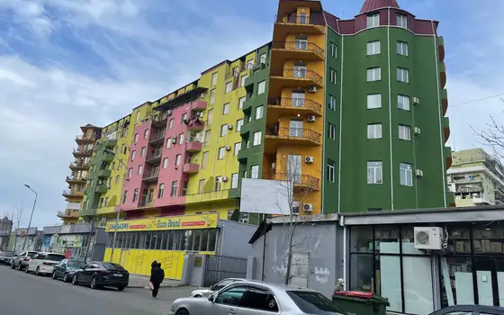 Новый жилой дом в тихом районе города Батуми.