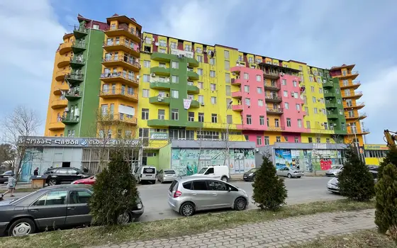 Новый жилой дом в тихом районе города Батуми.
