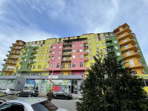Новый жилой дом в тихом районе города Батуми.