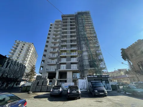 Black Sea Panorama – это 12-этажный жилой комплекс гостиничного типа на побережье Черного моря в Махинджаури.
