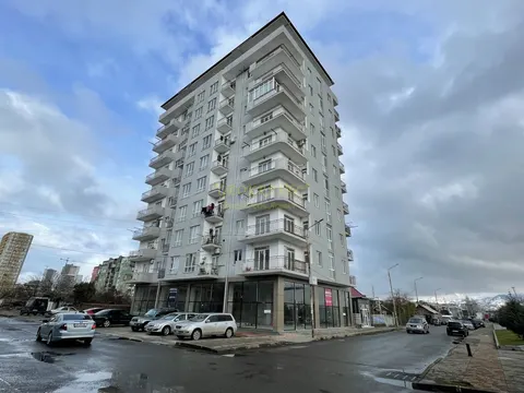 Новый жилой дом с видом на горы и на город. Квартиры в тихом районе Батуми.