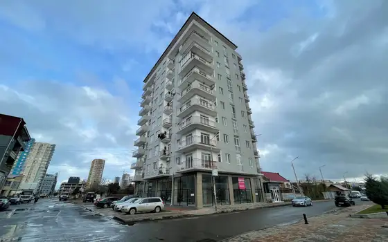 Новый жилой дом с видом на горы и на город. Квартиры в тихом районе Батуми.