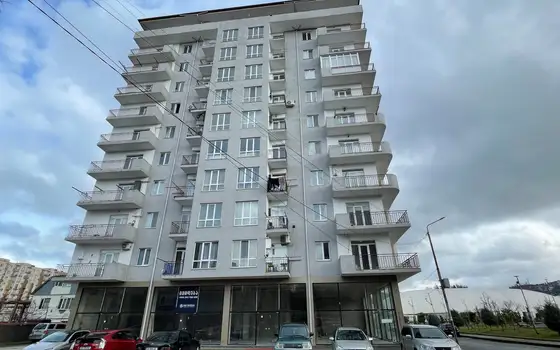 Новый жилой дом с видом на горы и на город. Квартиры в тихом районе Батуми.